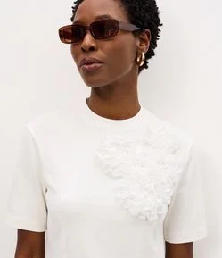 Blusa em Algodão com Aplicações Florais em Relevo
