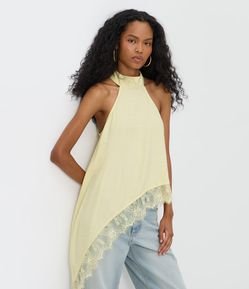 Blusa Frente Única em Viscose com Barra Assimétrica e Renda