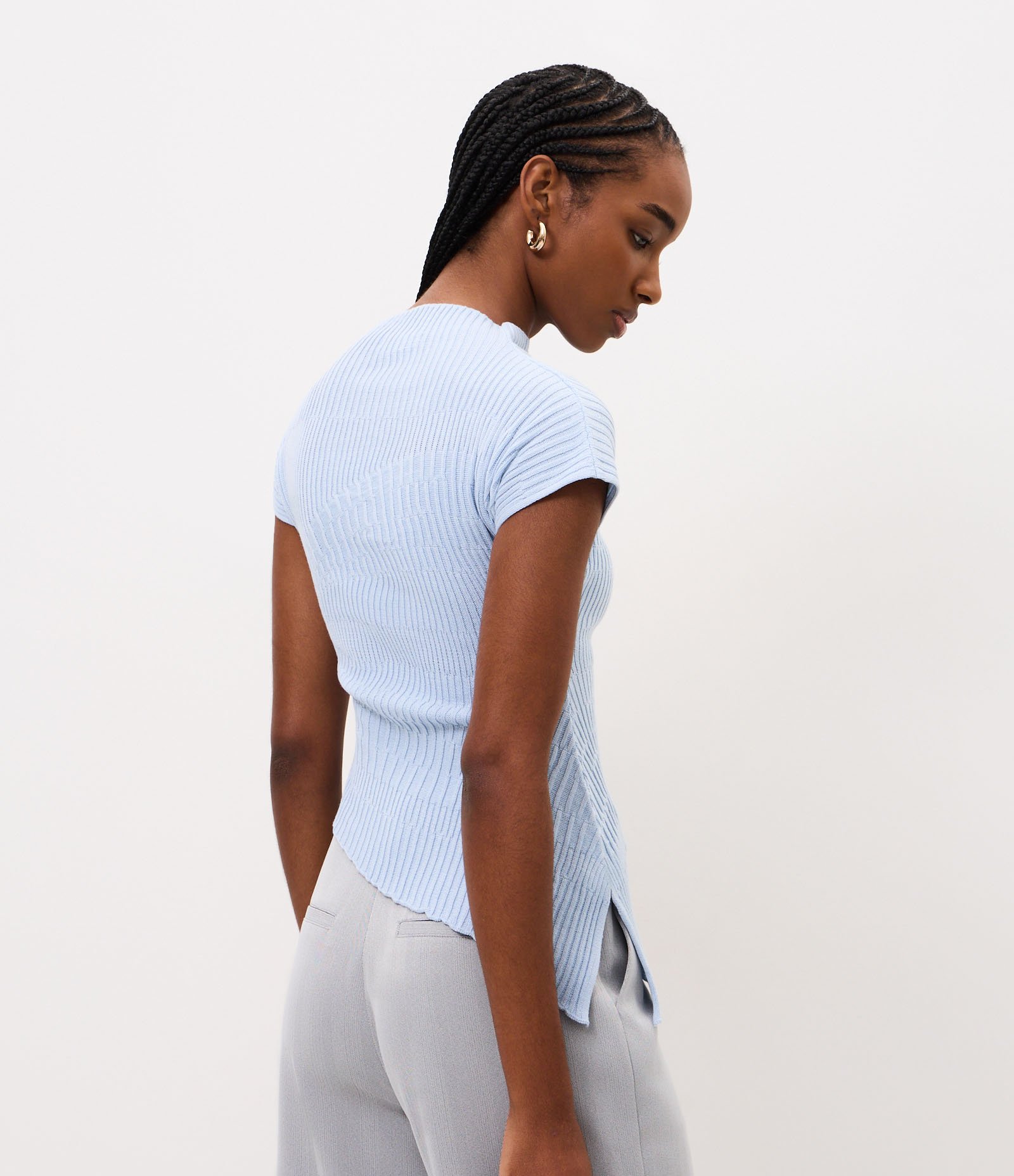 Blusa em Tricô com Gola Alta e Barra Assimétrica Azul 4