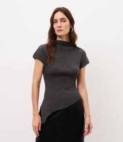 Blusa em Tricô com Gola Alta e Barra Assimétrica