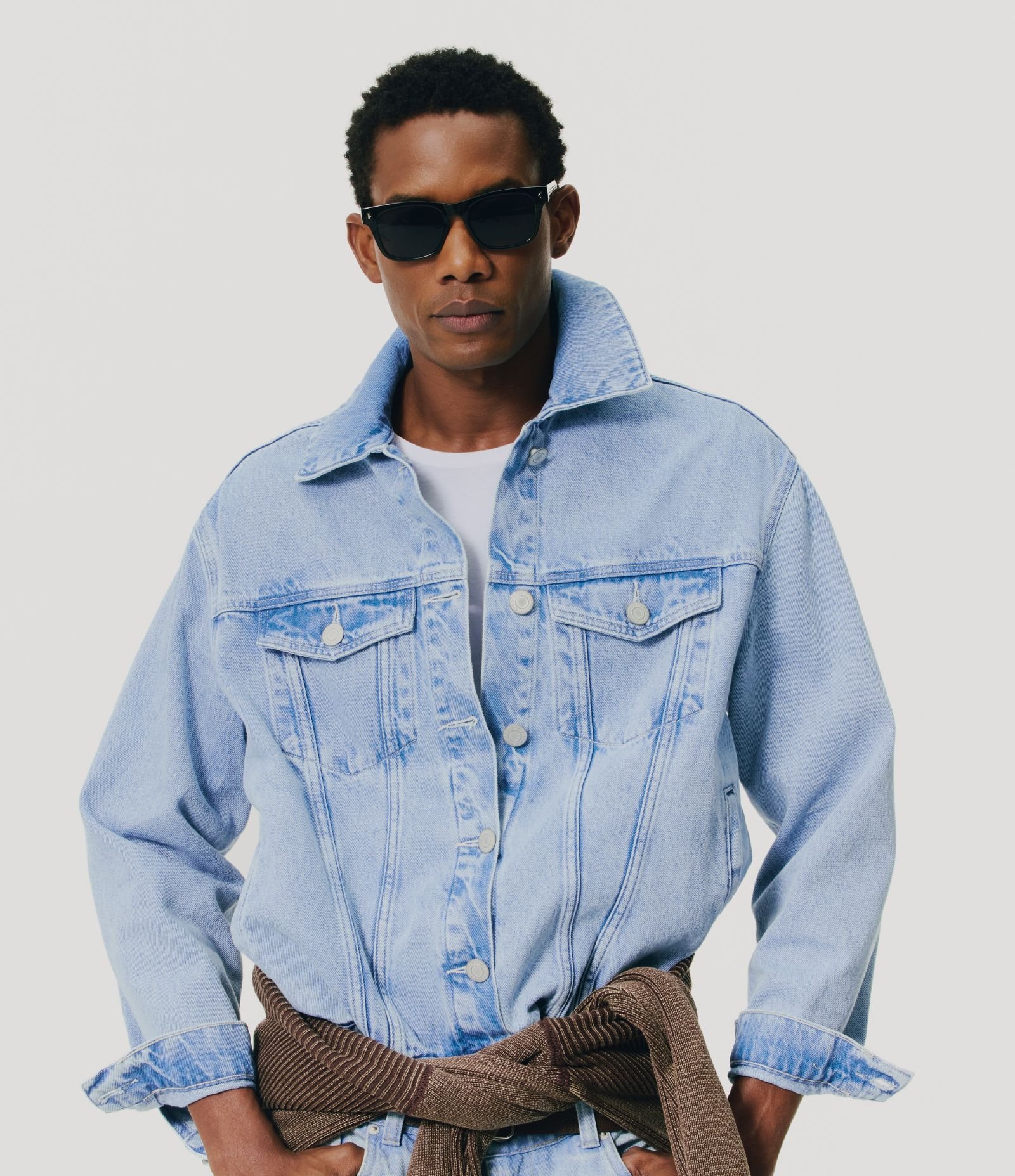 Jaqueta Boxy em Jeans com Recortes e Bolsos Azul 2