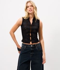 Blusa em Renda Texturizada com Fechamento em Nó Chines