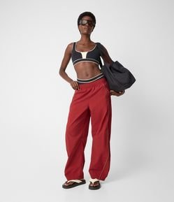 Calça Balloon Esportiva com Frisos em Contrastantes
