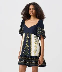 Vestido Evasê com Estampa Floral e Detalhes Constrastantes