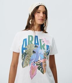 Camiseta em Algodão com Estampa Arara e Lettering
