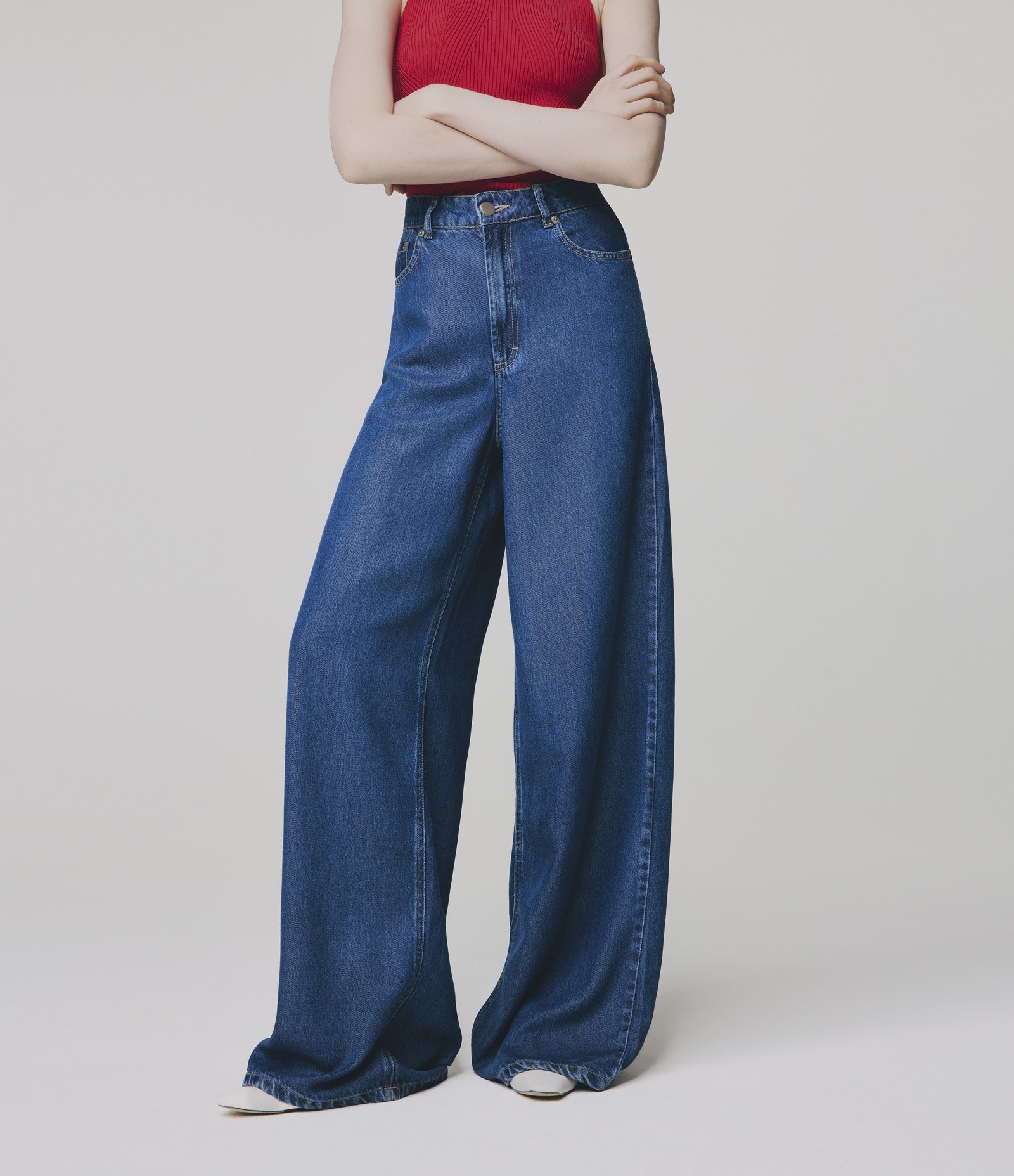 Calça Pantalona em Liocel com Cintura Baixa e Recortes Azul 2