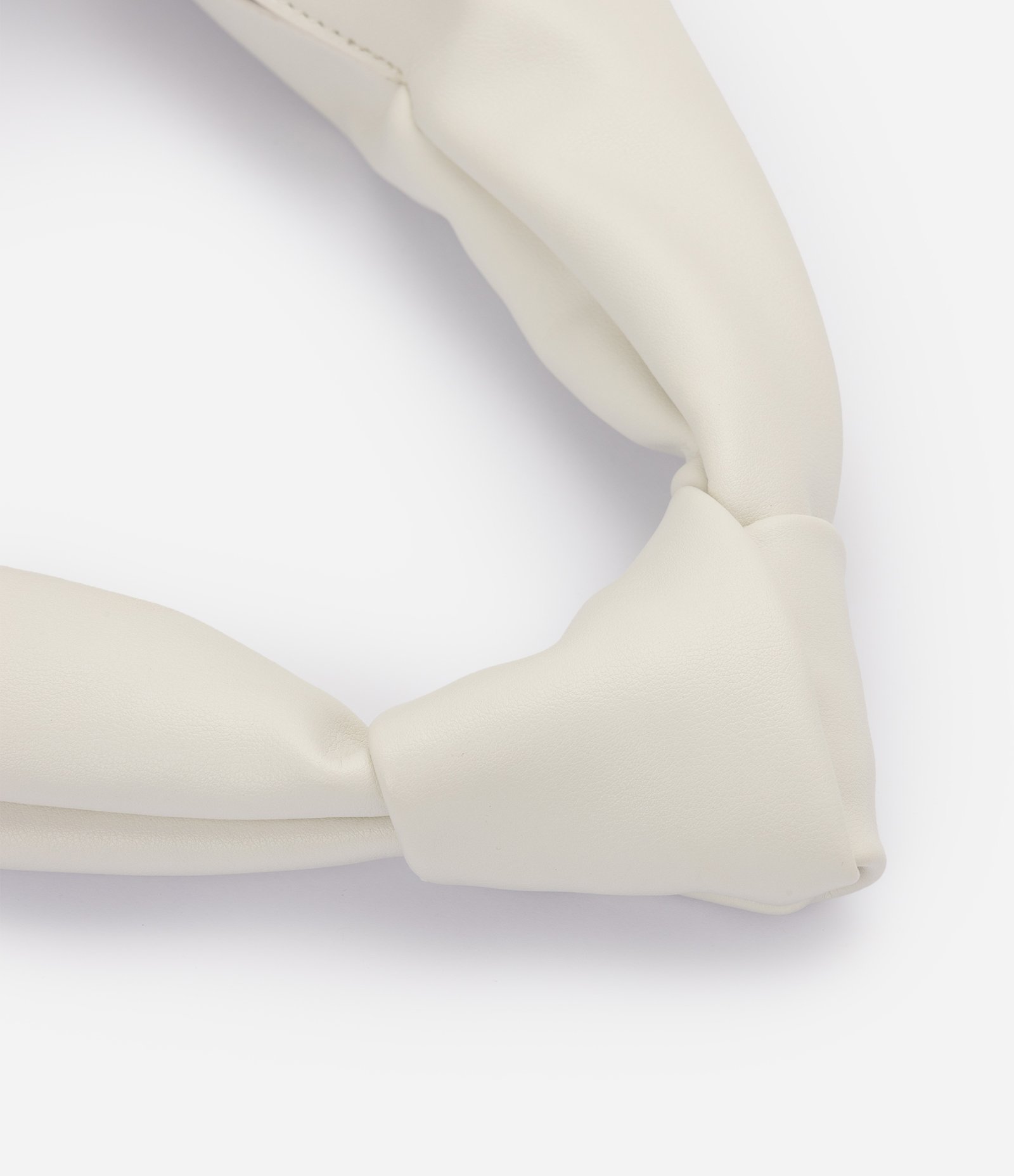 Bolsa Hobo Grande em Couro e Detalhe de Nó na Alça Off White 5