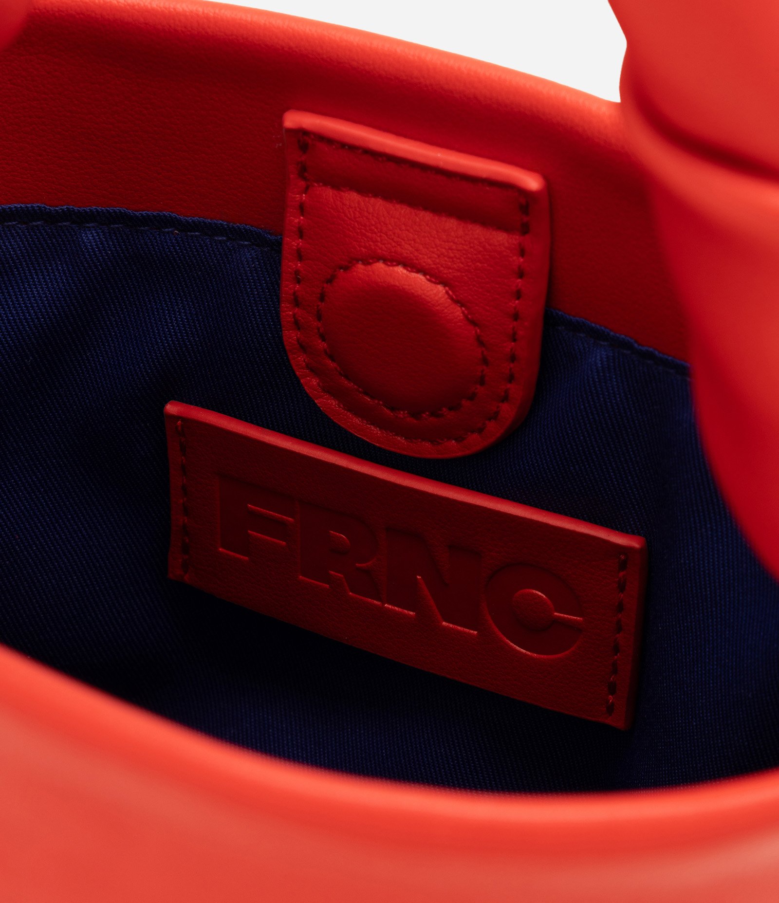 Bolsa Pequena em Couro com Alça de Mão e Detalhe de Nó Vermelho 8