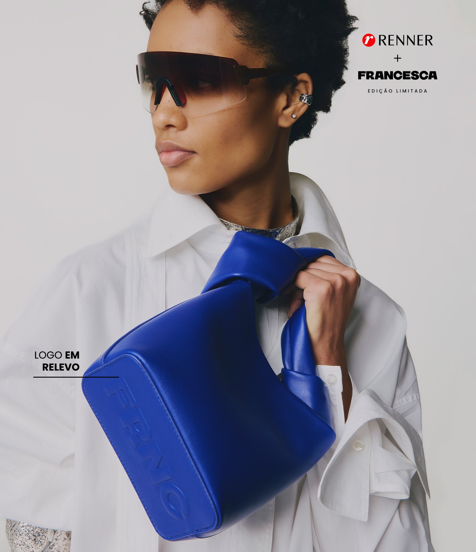 Bolsa Pequena em Couro com Alça de Mão e Detalhe de Nó Azul 1