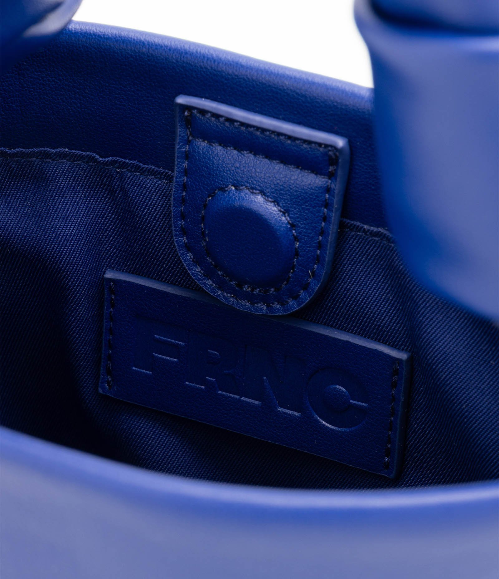 Bolsa Pequena em Couro com Alça de Mão e Detalhe de Nó Azul 7
