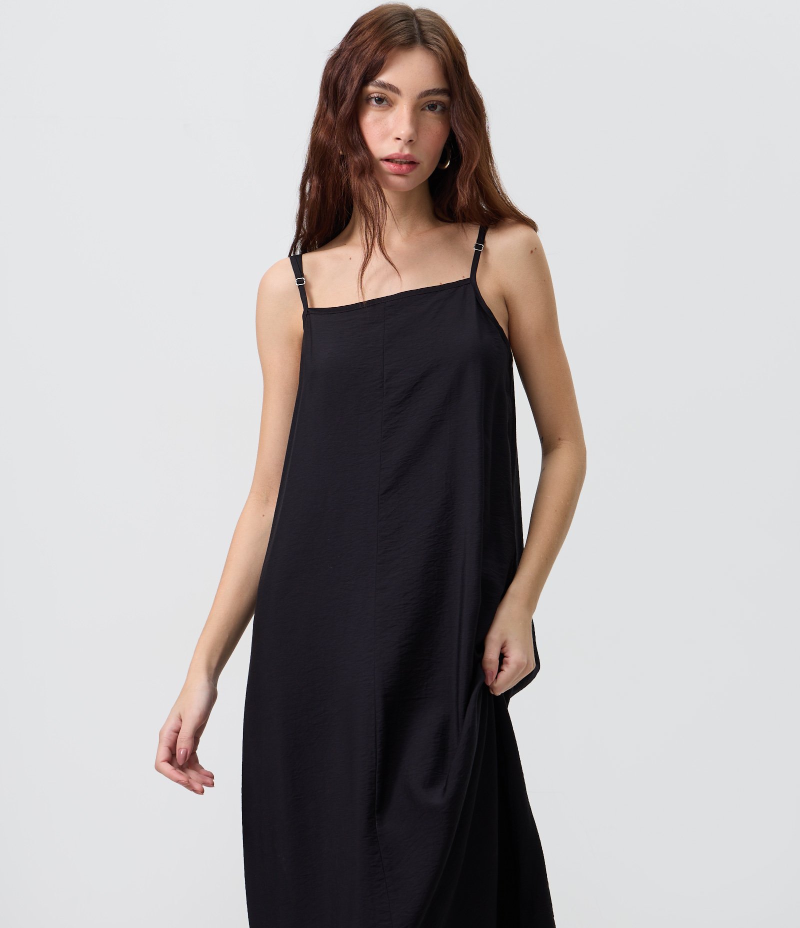 Vestido Longo e Reto em Crepe com Bolsos Preto 2