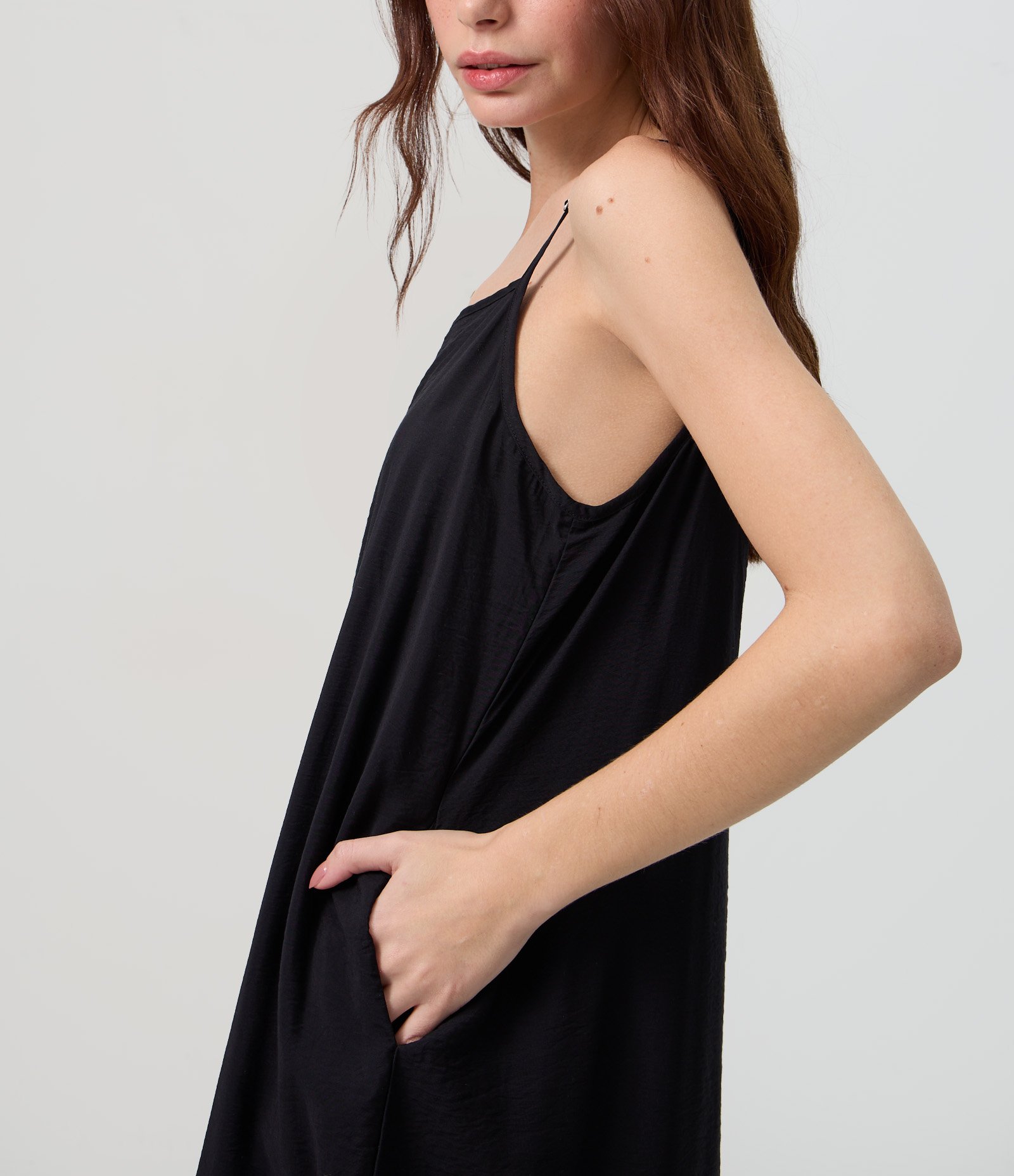 Vestido Longo e Reto em Crepe com Bolsos Preto 3