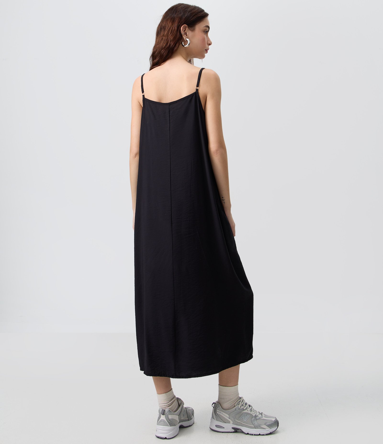 Vestido Longo e Reto em Crepe com Bolsos Preto 4