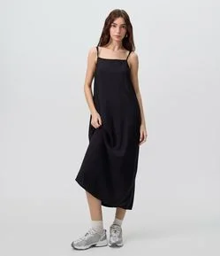 Vestido Longo e Reto em Crepe com Bolsos