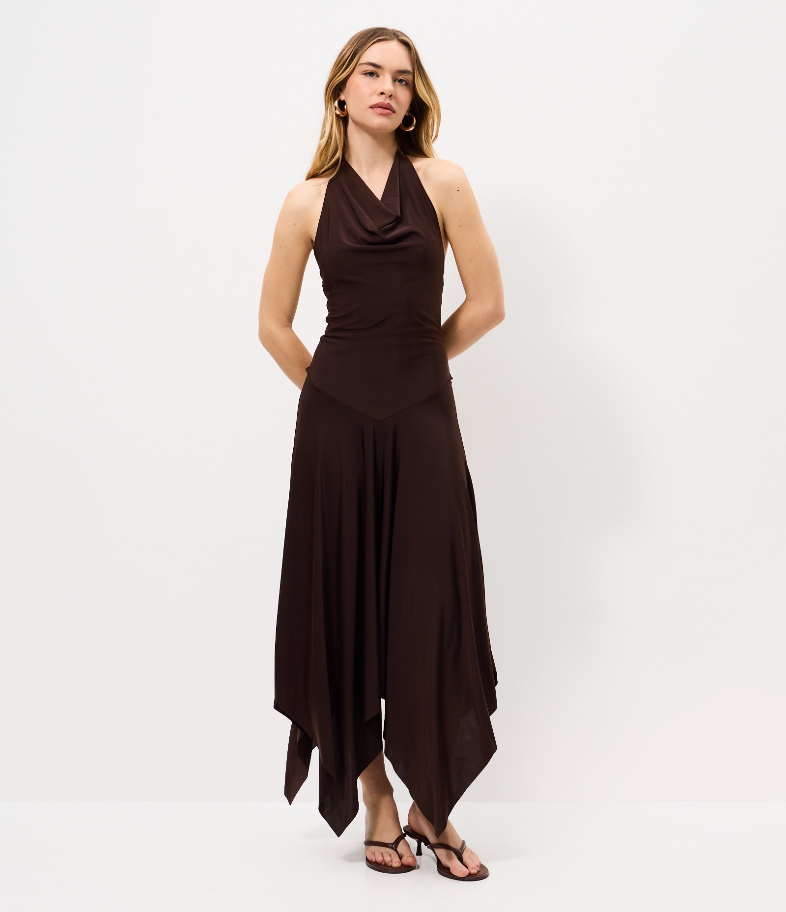 Vestido Midi em Microfibra com Decote Halter e Barra Assimétrica Marrom 1