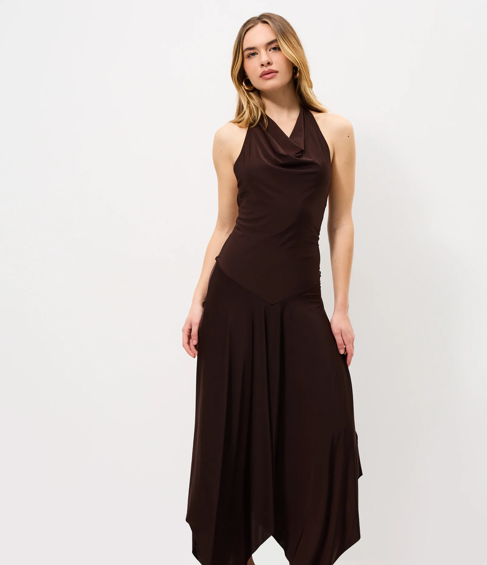 Vestido Midi em Microfibra com Decote Halter e Barra Assimétrica Marrom 2