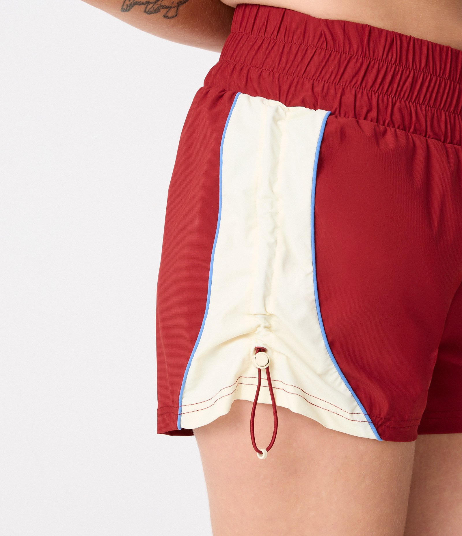 Bermuda Esportiva com Ajuste Lateral e Color Block Vermelho 2