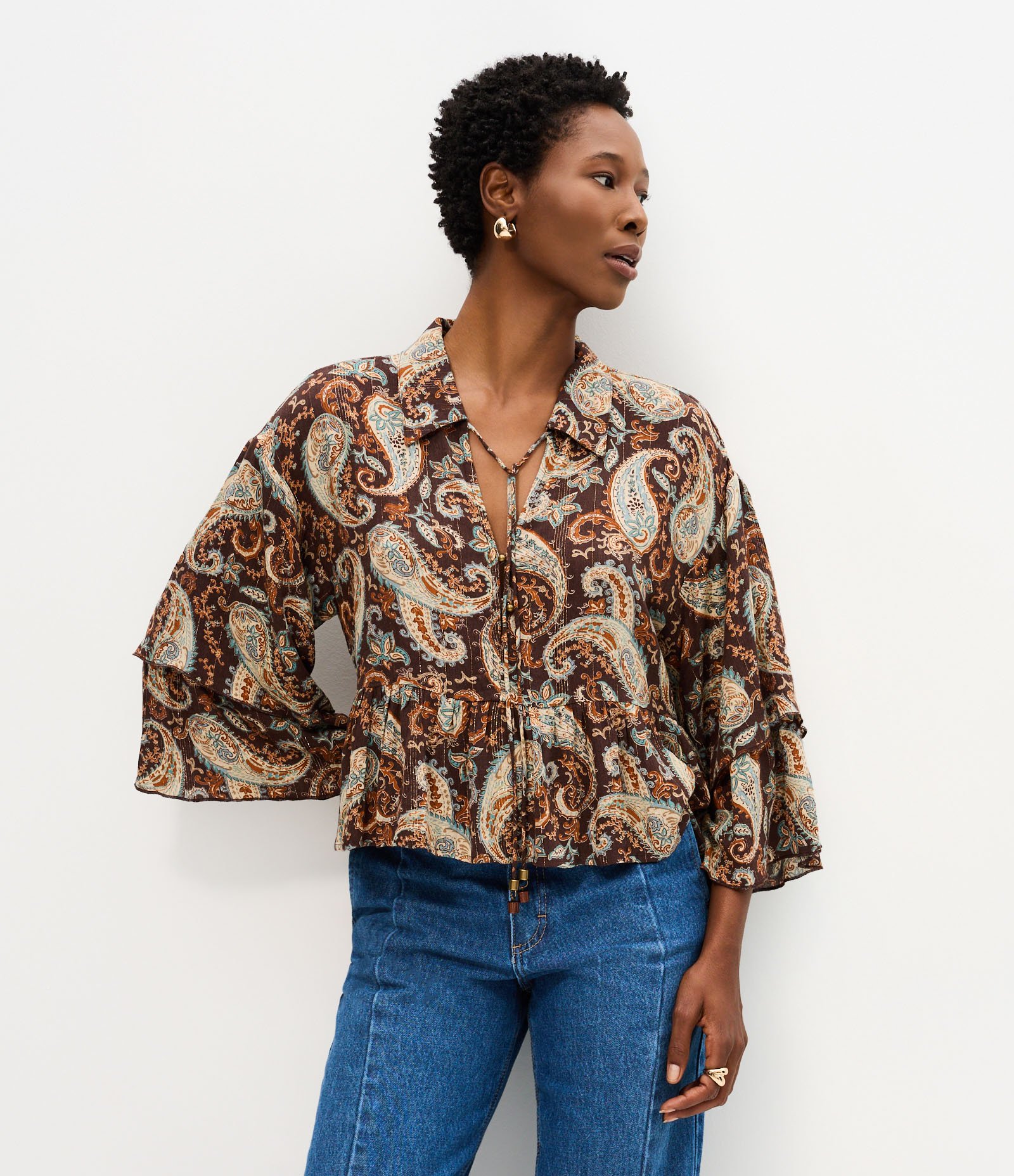 Blusa em Viscose com Babados e Estampa Paisley Marrom 1