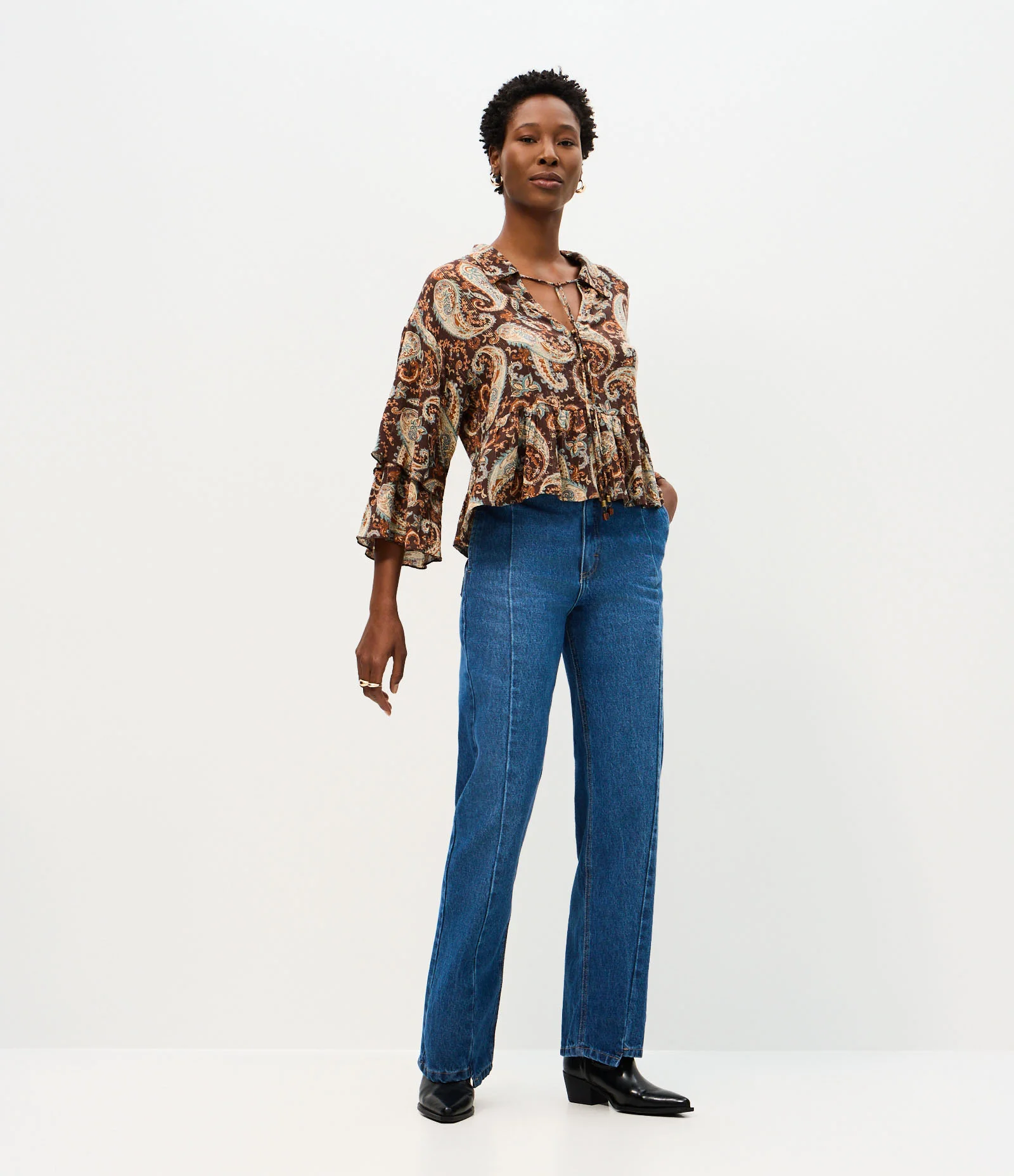 Blusa em Viscose com Babados e Estampa Paisley Marrom 2