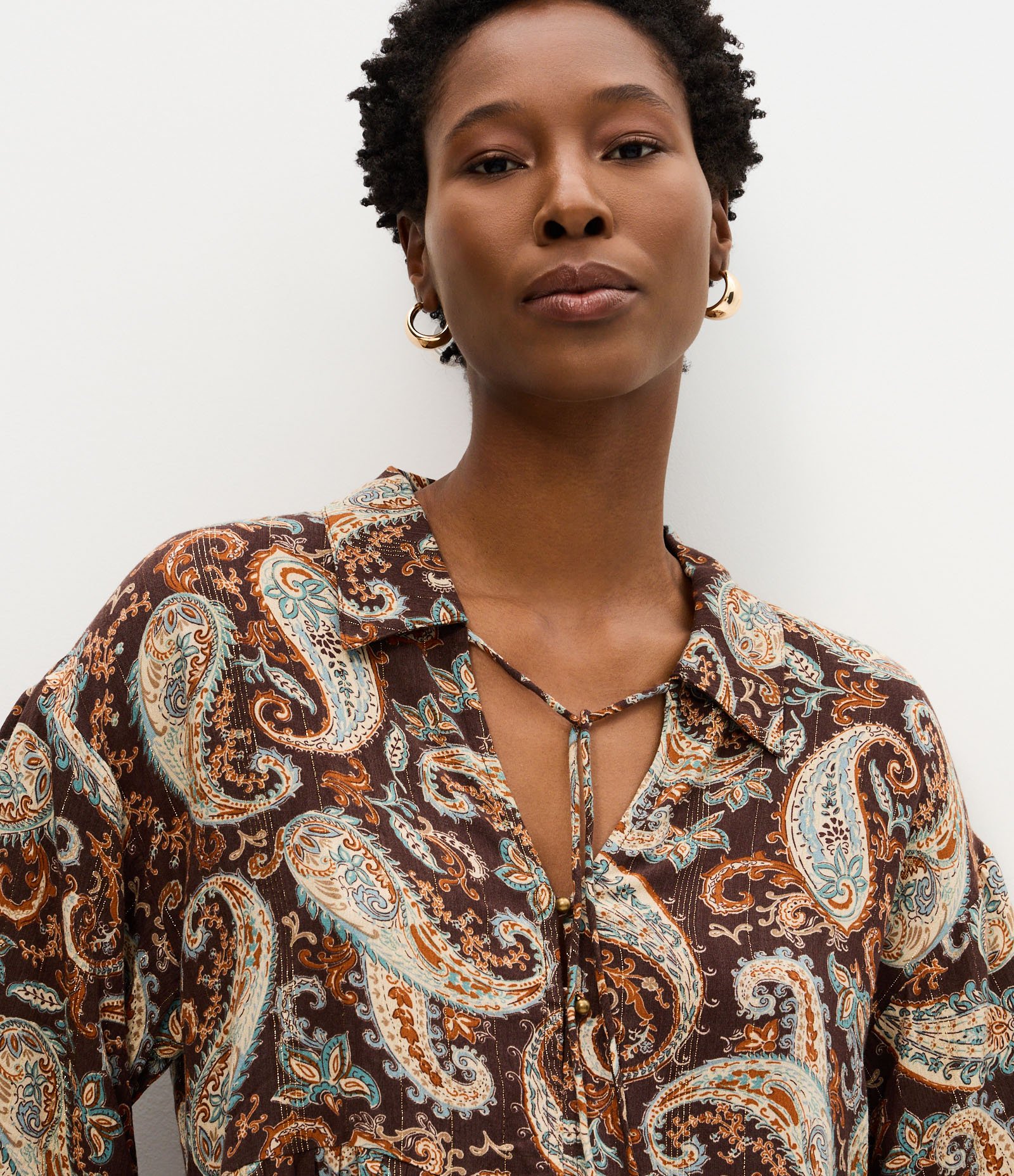Blusa em Viscose com Babados e Estampa Paisley Marrom 3