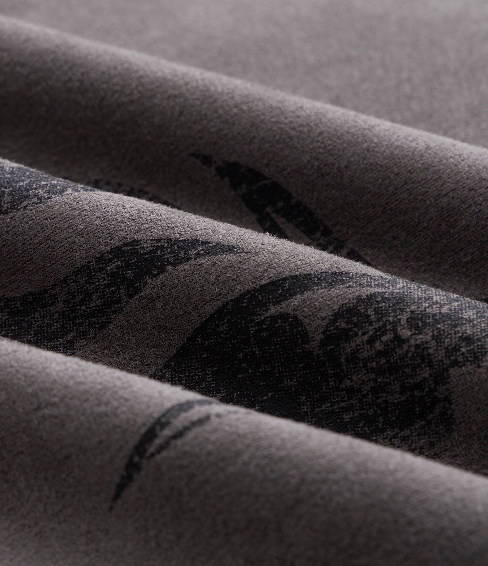 Regata em Suede com Estampa Localizada Cinza 7