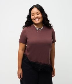 Blusa Manga Curta com Renda Irregular na Barra Curve & Plus Size