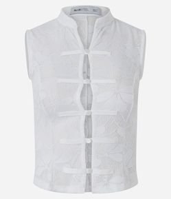 Blusa em Renda Texturizada com Fechamento em Nó Chines