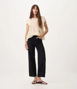 Calça Cropped em Sarja com Bordado Richelieu