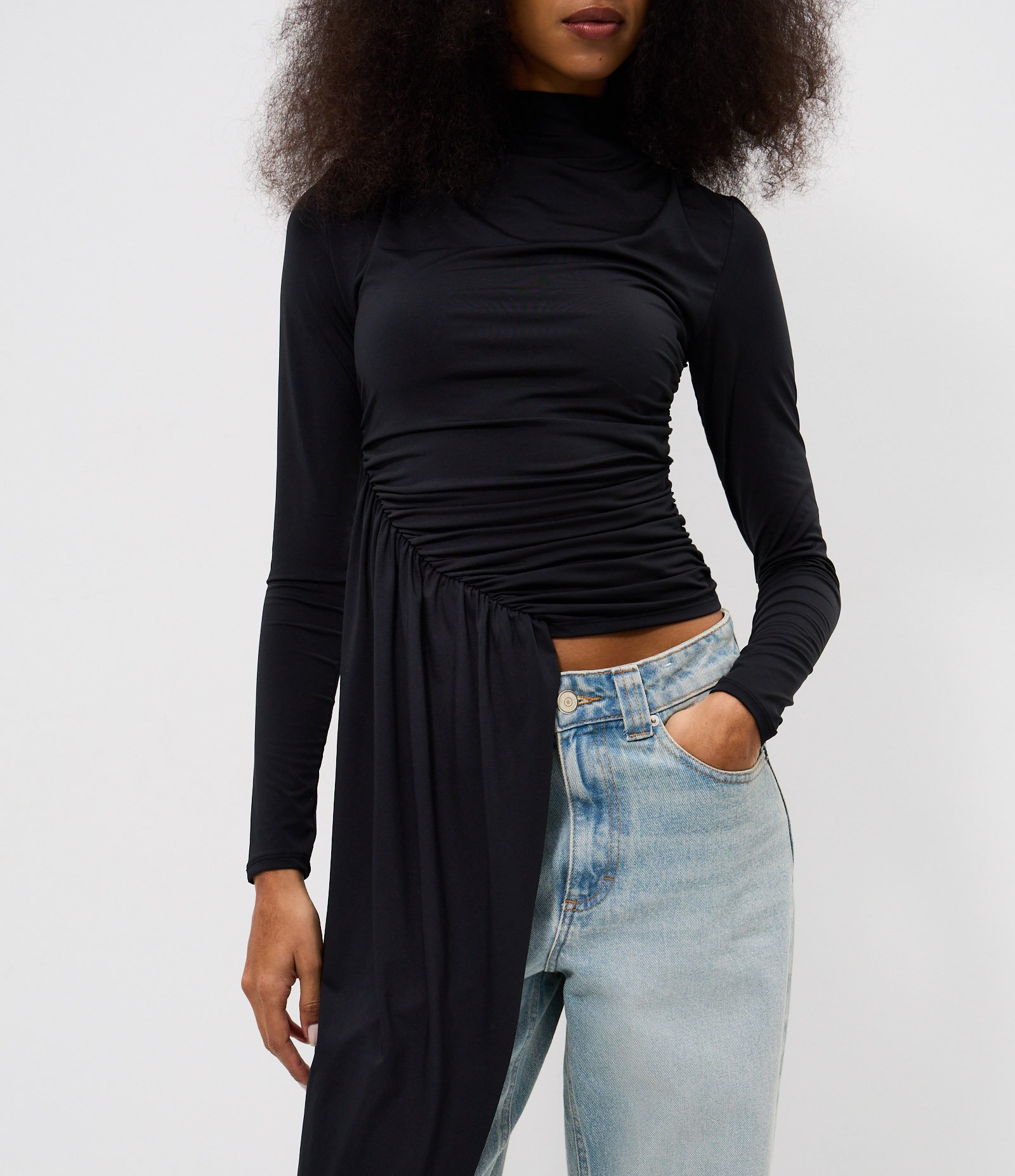 Blusa em Microfibra com Drapeado Assimétrico e Abertura nas Costas Preto 3