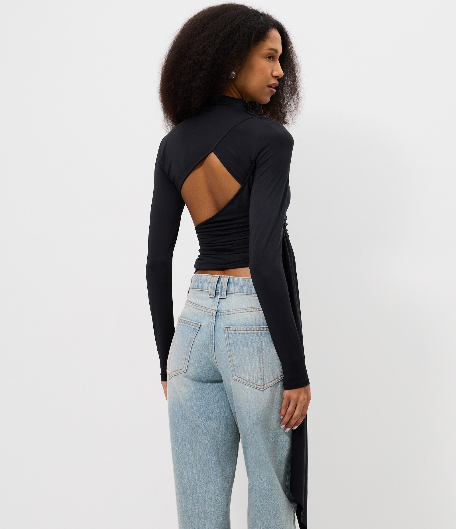 Blusa em Microfibra com Drapeado Assimétrico e Abertura nas Costas Preto 4