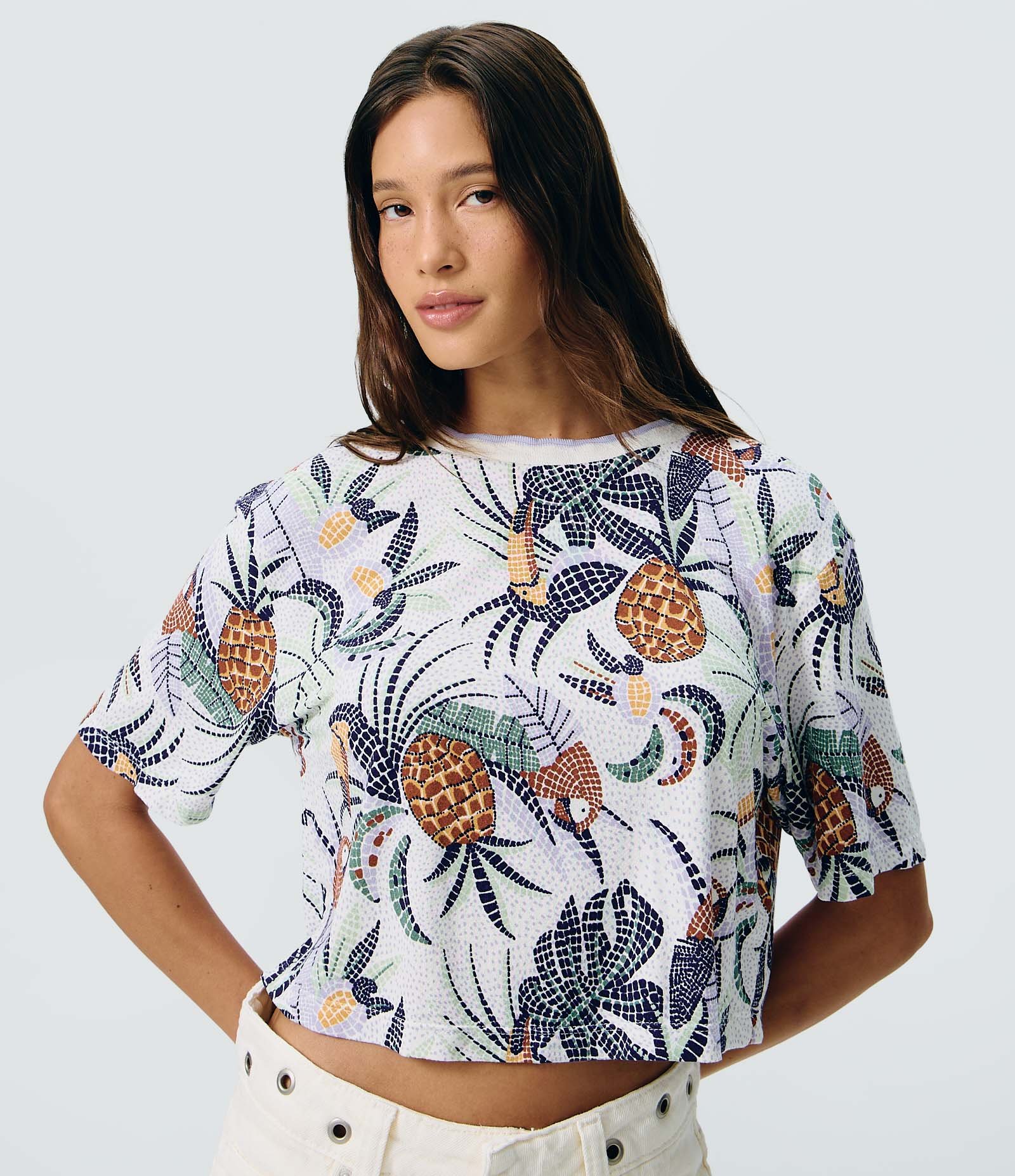 Blusa em Viscose com Estampa Azulejo Tropical e Gola Retilínea Multicores 1