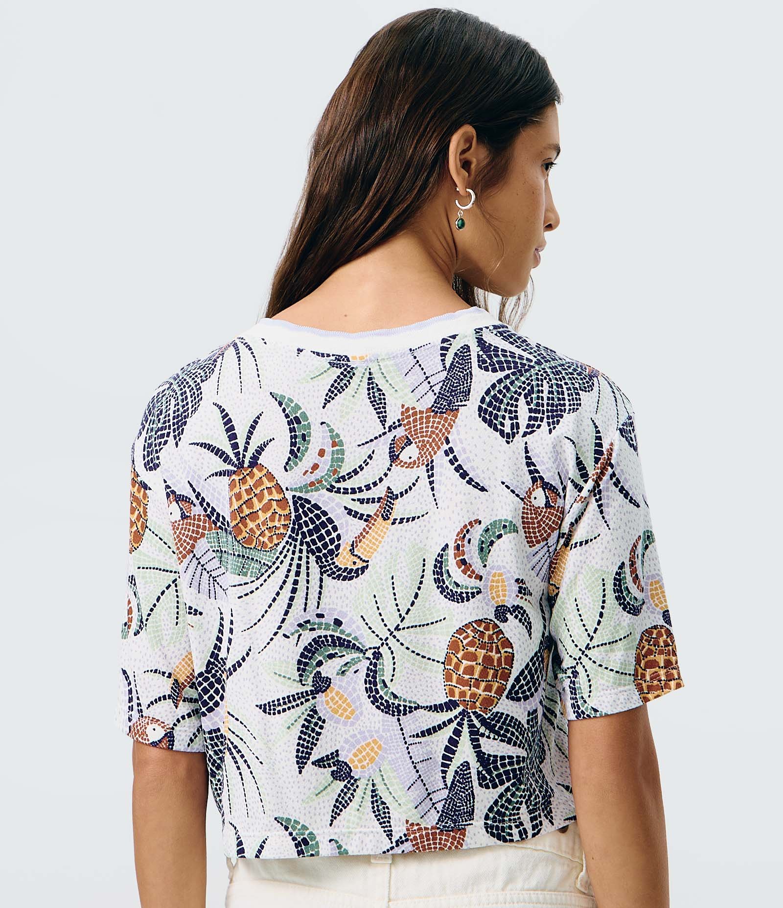 Blusa em Viscose com Estampa Azulejo Tropical e Gola Retilínea Multicores 4