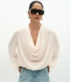 Blusa com Decote Degagê e Drapeado Elegante