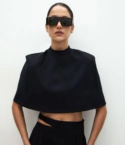 Blusa Capa Sem Mangas com Estrutura Curta Alfaiatada e Golinha Alta