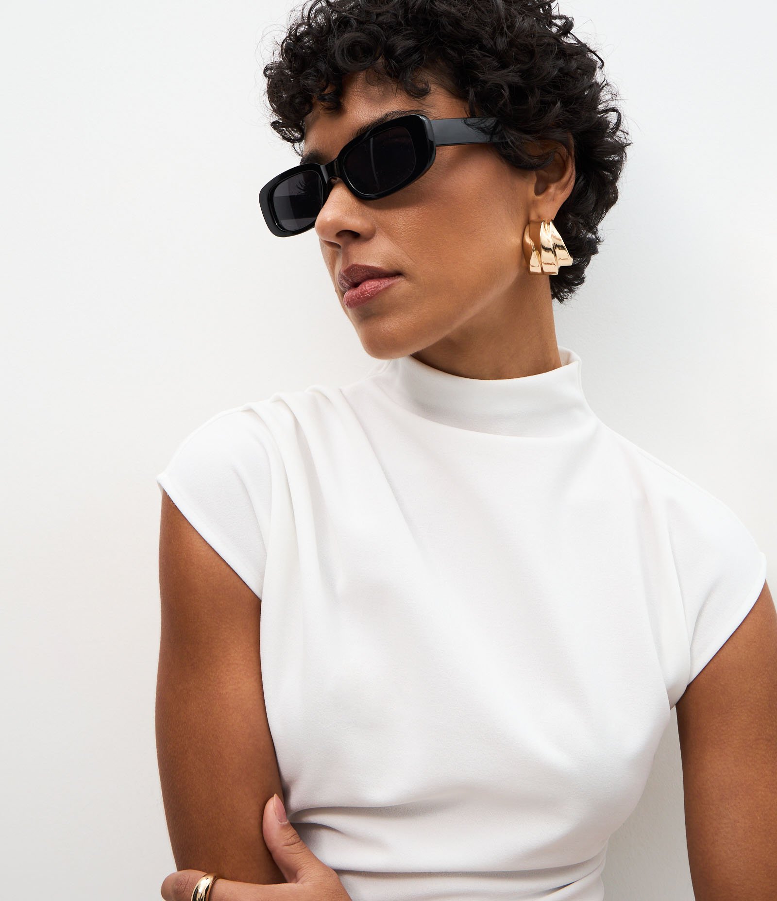 Blusa Assimétrica Estruturada com Gola Alta Branco 3
