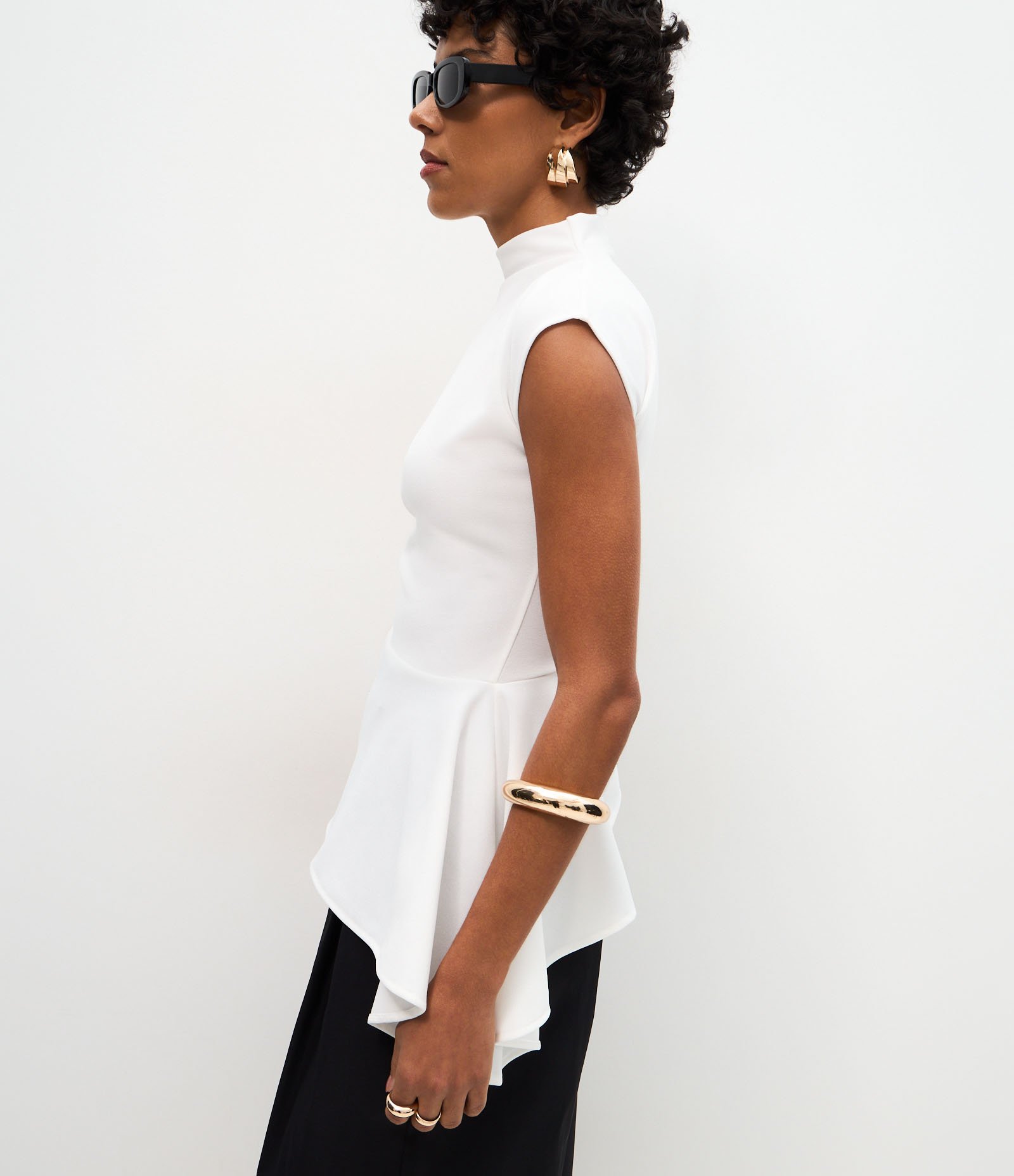 Blusa Assimétrica Estruturada com Gola Alta Branco 4