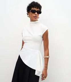Blusa Assimétrica Estruturada com Gola Alta