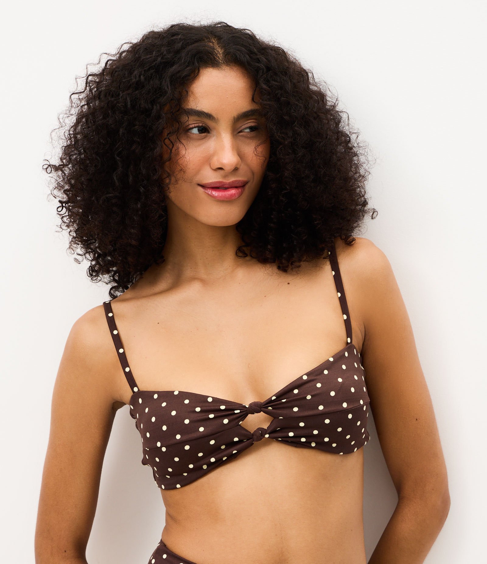 Biquíni Top Bandeau em Microfibra com Estampa Poá e Nó Frontal Marrom 1