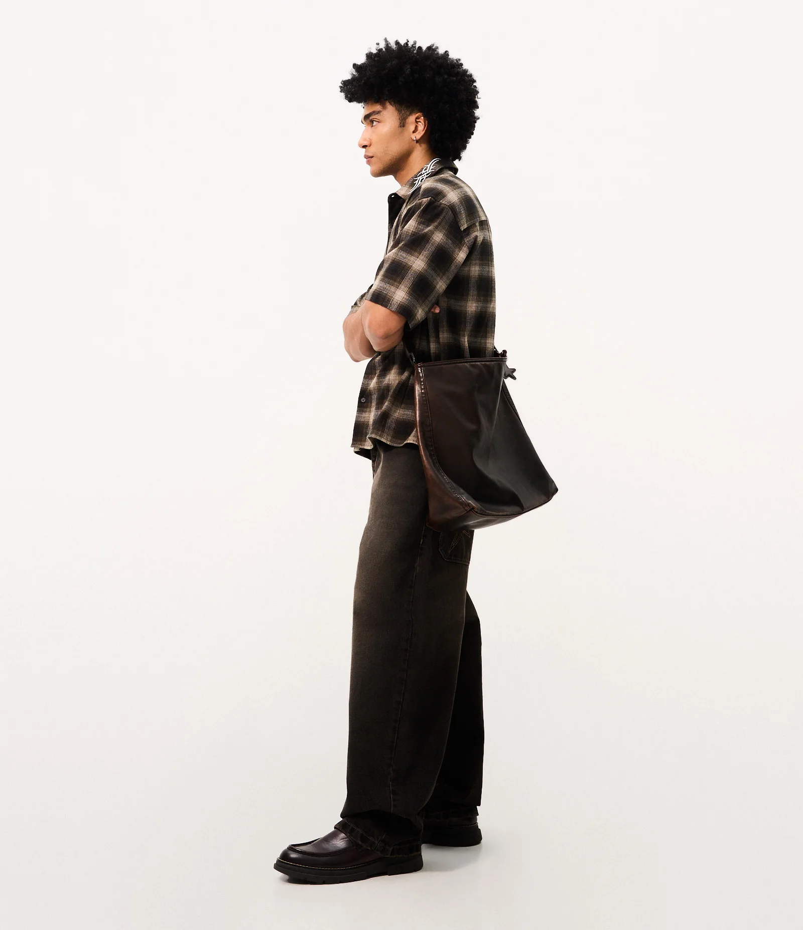 Calça Jeans Super Baggy com Lavagem Dark Dirty e Estrelas nos Bolsos Preto 1