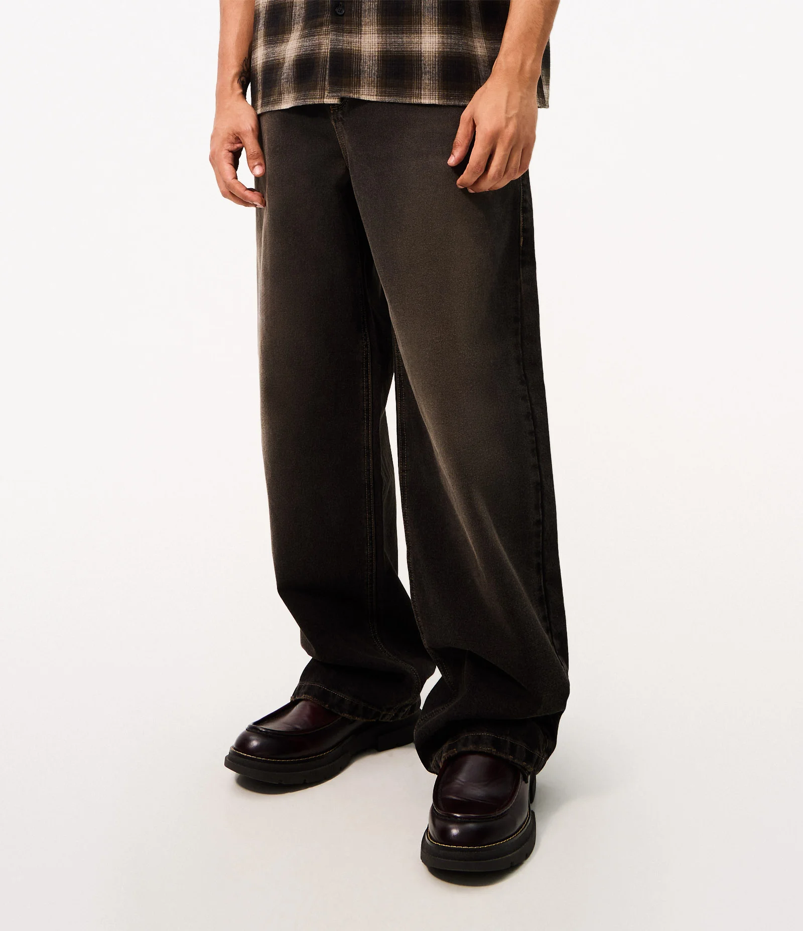 Calça Jeans Super Baggy com Lavagem Dark Dirty e Estrelas nos Bolsos Preto 2
