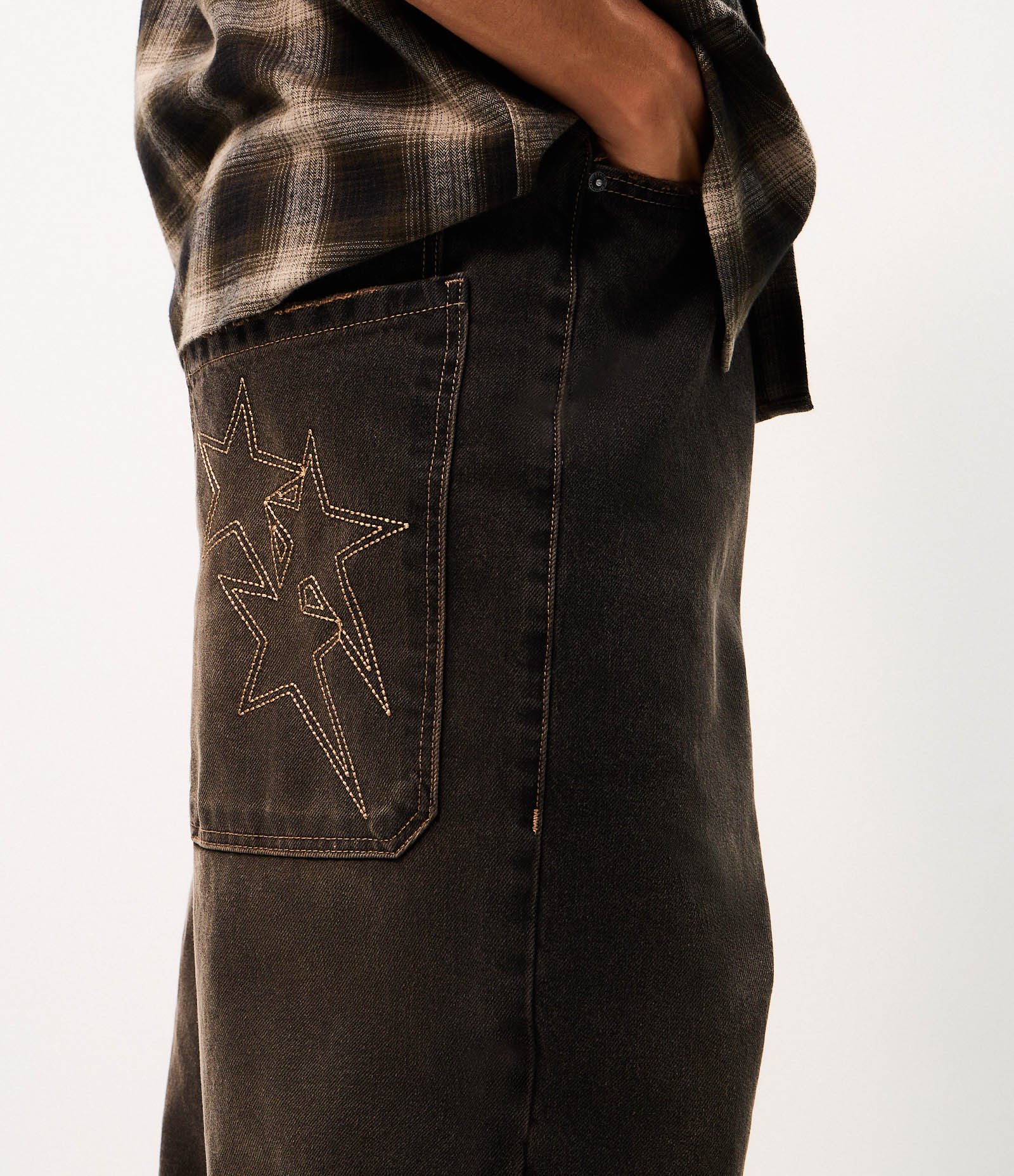 Calça Jeans Super Baggy com Lavagem Dark Dirty e Estrelas nos Bolsos Preto 3