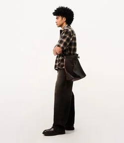 Calça Jeans Super Baggy com Lavagem Dark Dirty e Estrelas nos Bolsos