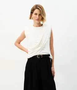 Blusa em Microfibra com Detalhe Assimétrico e Ombreiras