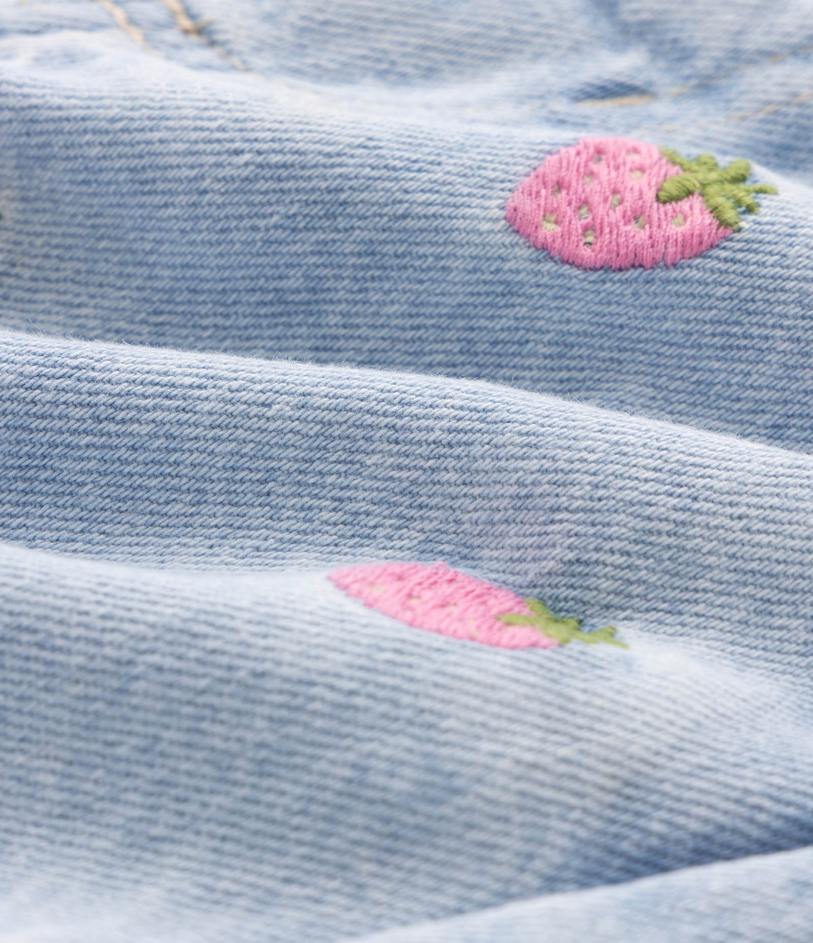 Short Jeans Infantil com Bordado de Morangos - Tam 1 A 6 Anos Azul 3