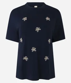 Camiseta em Viscose com Flor Bordada