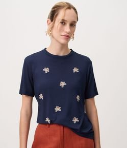 Camiseta em Viscose com Flor Bordada
