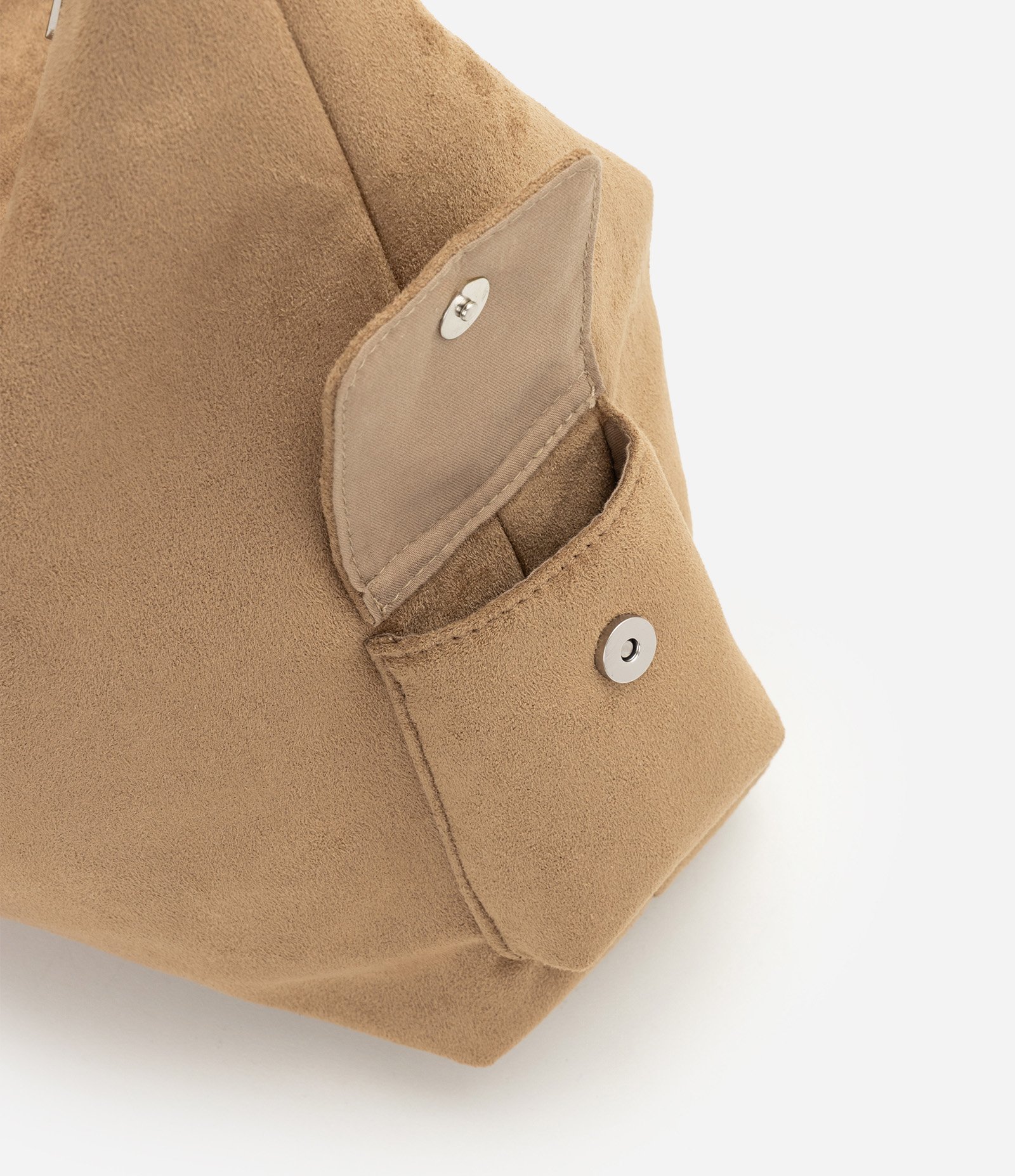 Bolsa Hobo Média em Suede com Detalhes Metalizados Bege 5