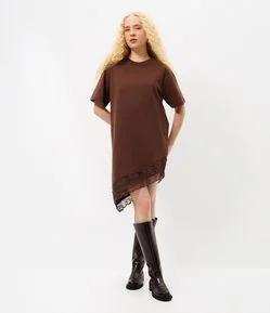 Vestido Curto em Algodão com Barra Rendada Assimétrica