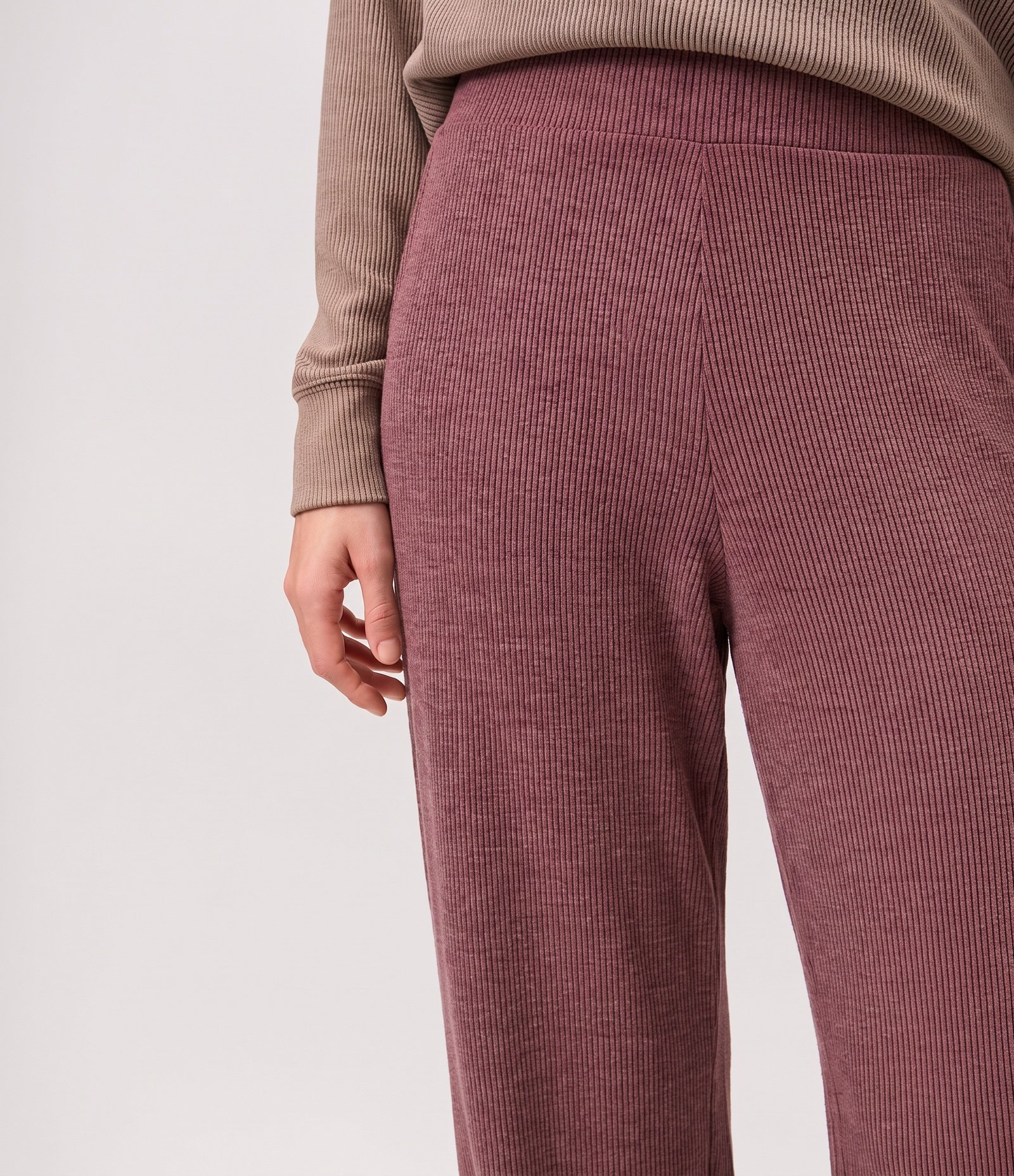 Calça Reta em Anarruga com Cós Elástico e Bolsos Laterais Vermelho 3