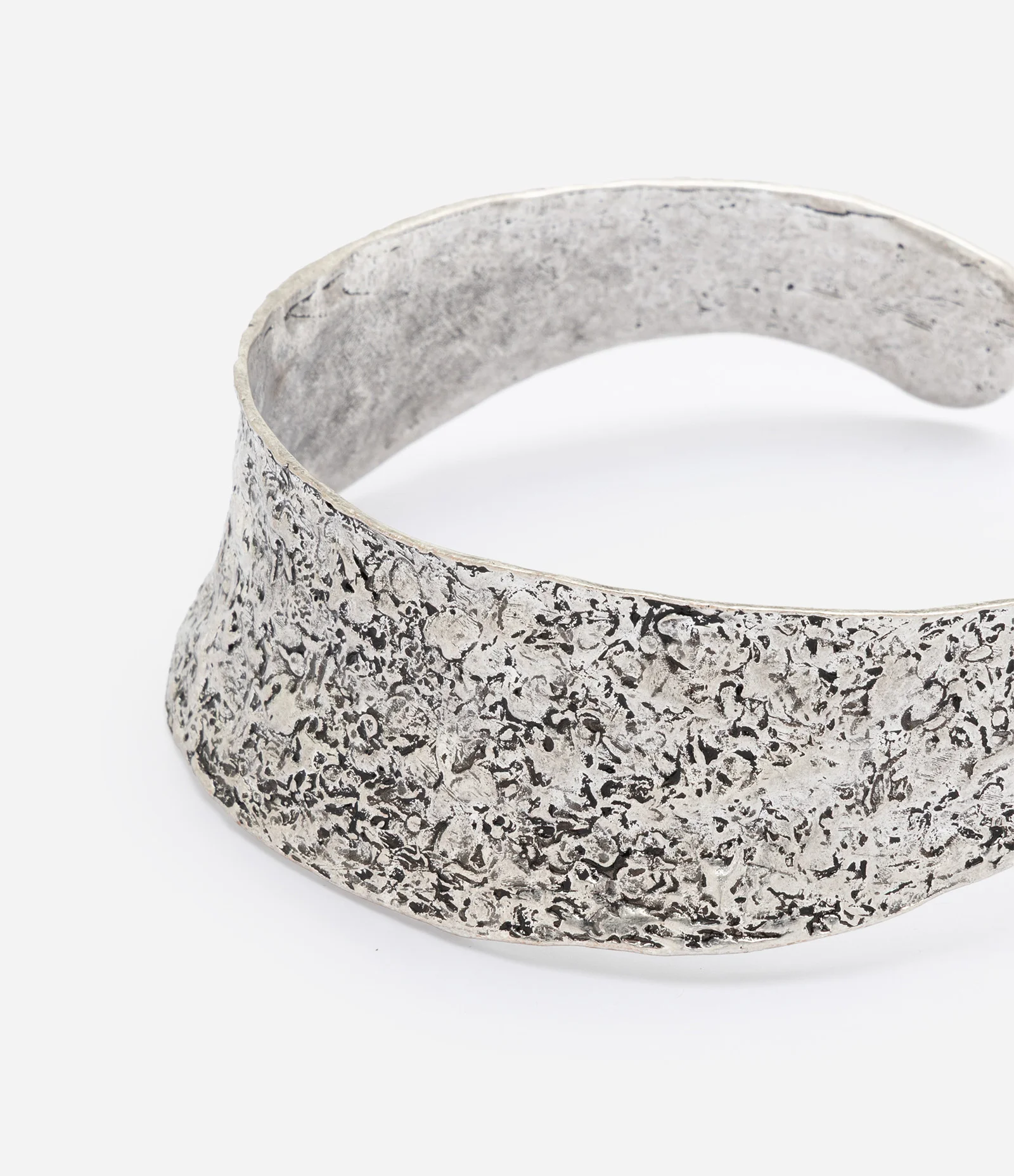 Gargantilha Choker em Metal com Acabamento Martelado Prata 2